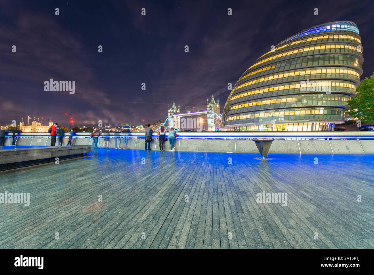 London Town Hall dal fiume Thames, London, Regno Unito Foto Stock