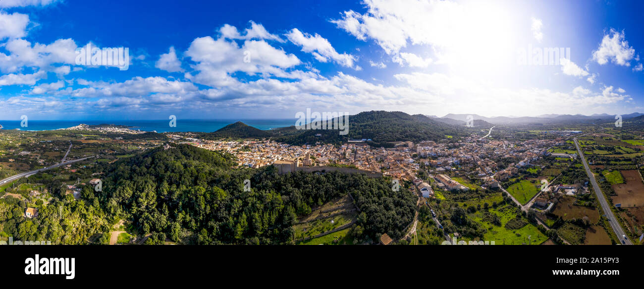 Vista aerea del villaggio dal mare Mediterraneo contro il cielo blu sulla giornata di sole Foto Stock