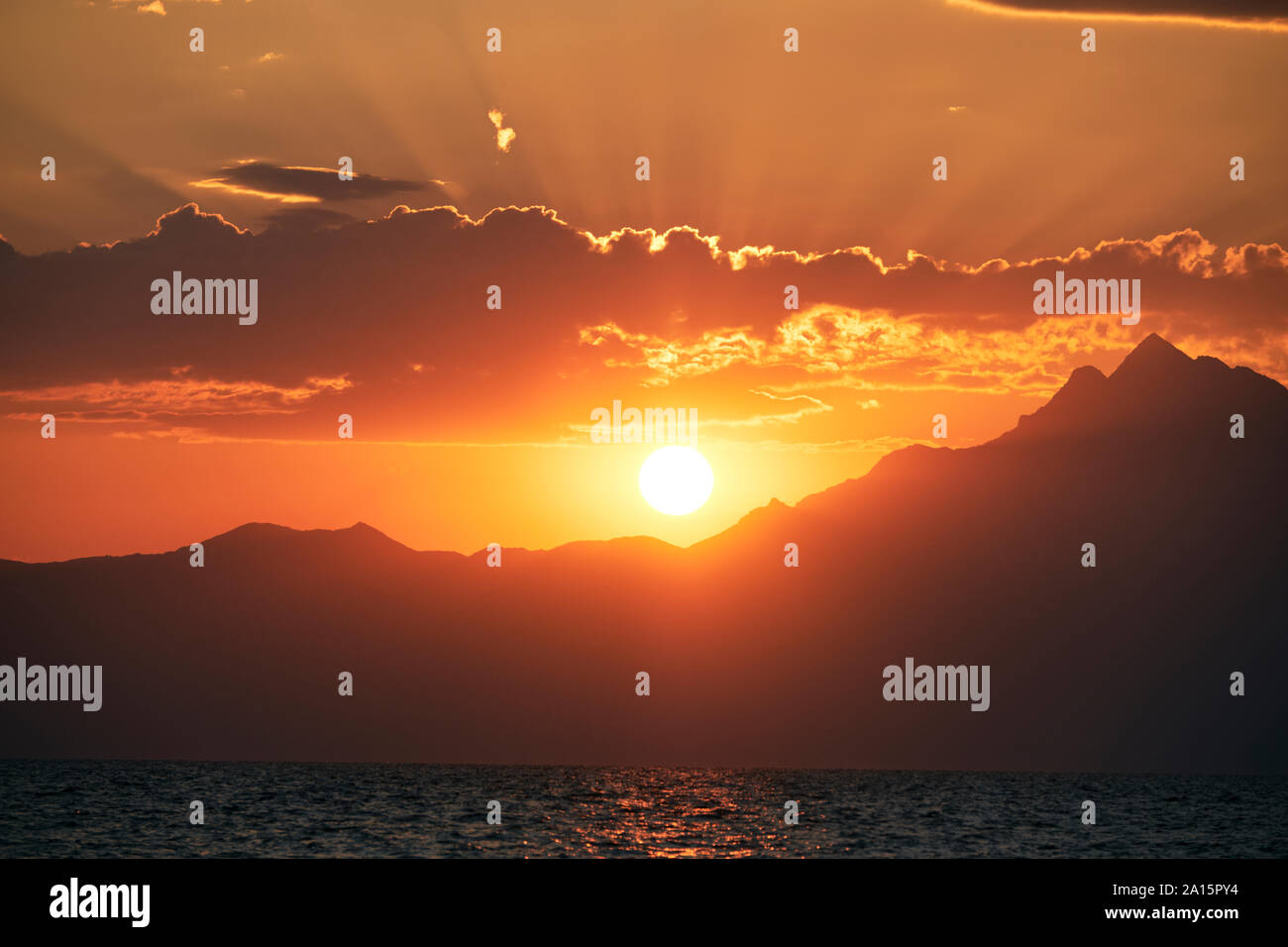 La Grecia, Halkidiki, il mare e il Monte Athos di sunrise Foto Stock