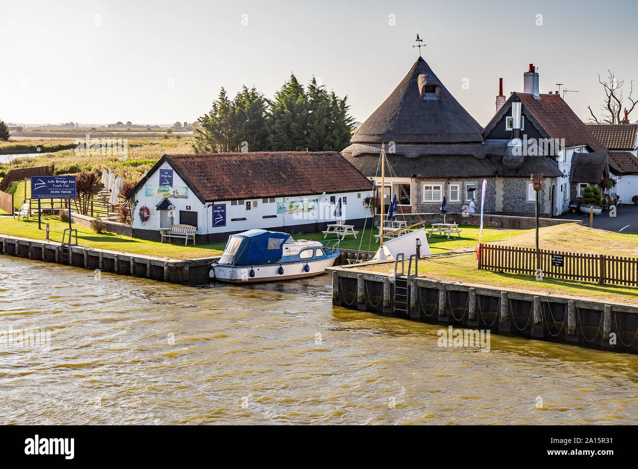Acle ponte casa pubblica sul fiume Bure in Norfolk Foto Stock