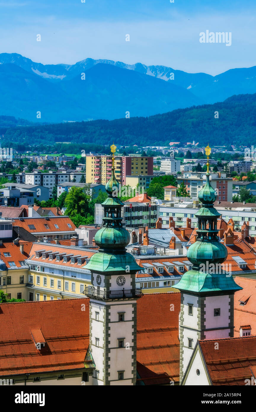 Austria, Carinzia, Klagenfurt am Worthersee, ad alto angolo di visione della città con il parlamento di stato torri Foto Stock