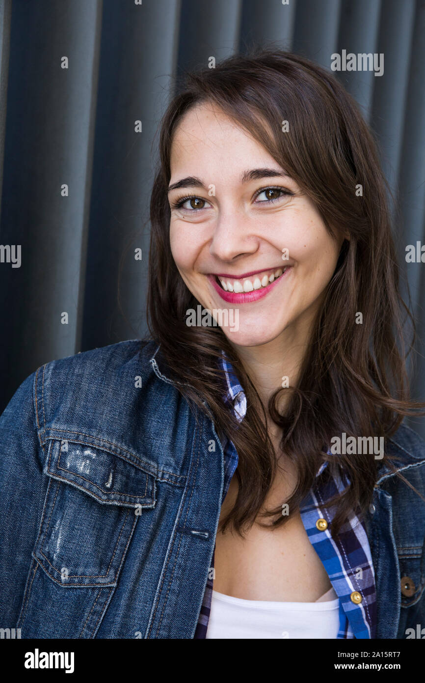 Giovane donna che guarda la fotocamera Foto Stock