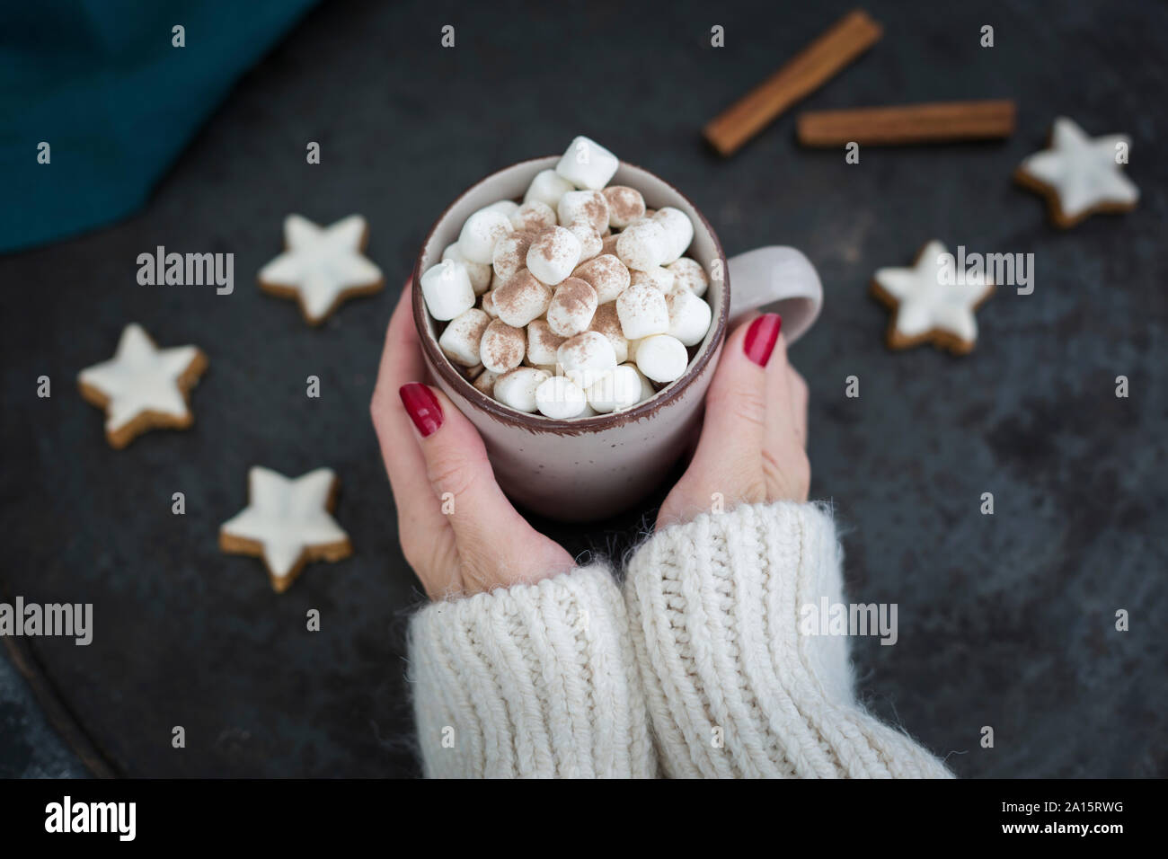 Donna di mani tazza di cioccolata calda con marshmellows al tempo di Natale Foto Stock