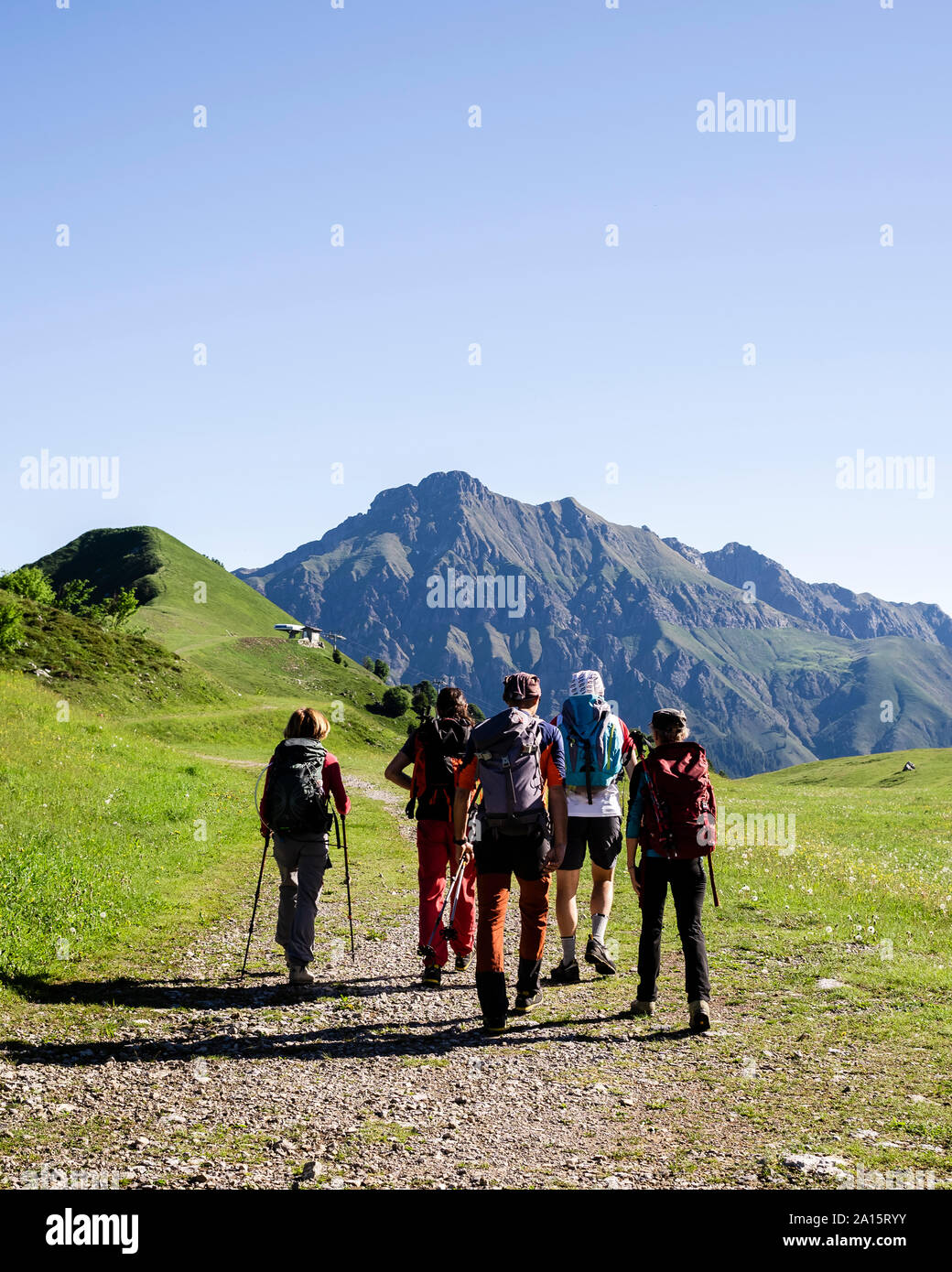 Gruppo di escursionisti a piedi nei monti, Orobie, Lecco, Italia Foto Stock