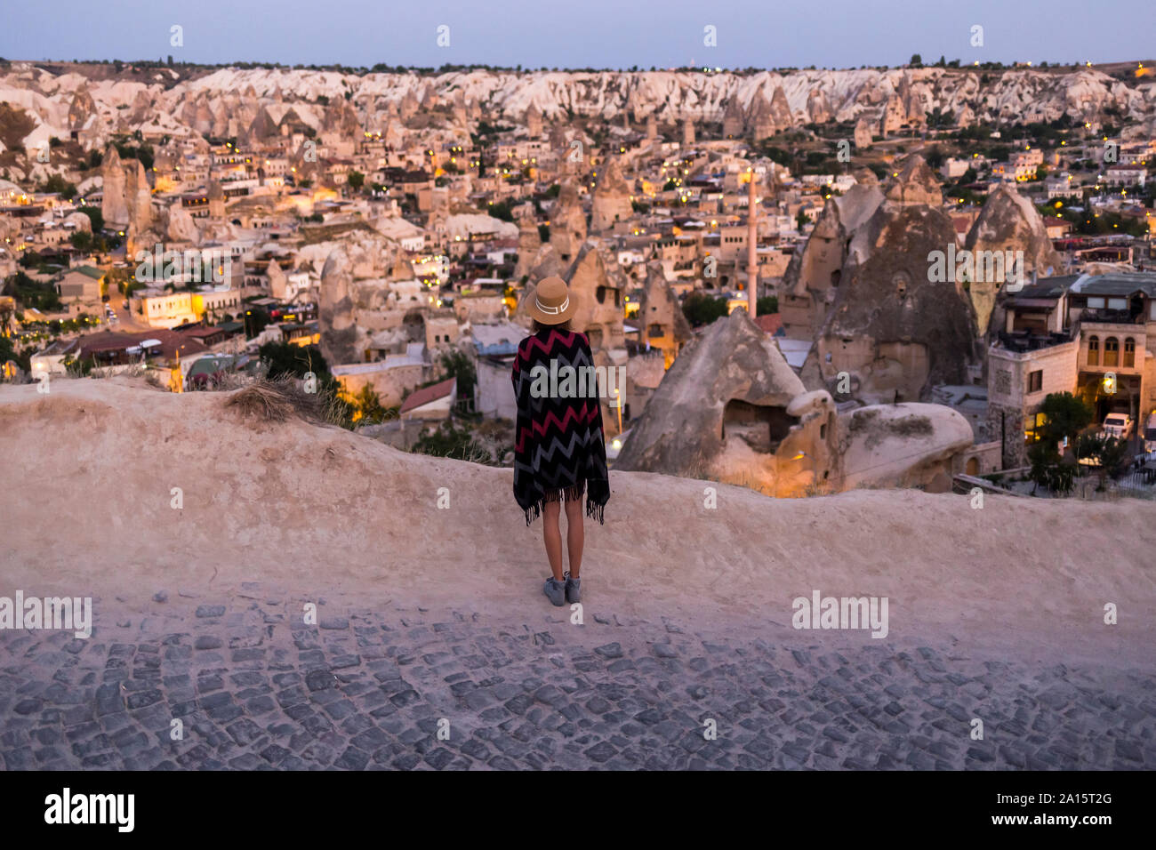 Giovane donna cercando di Goreme, Cappadocia, Turchia Foto Stock