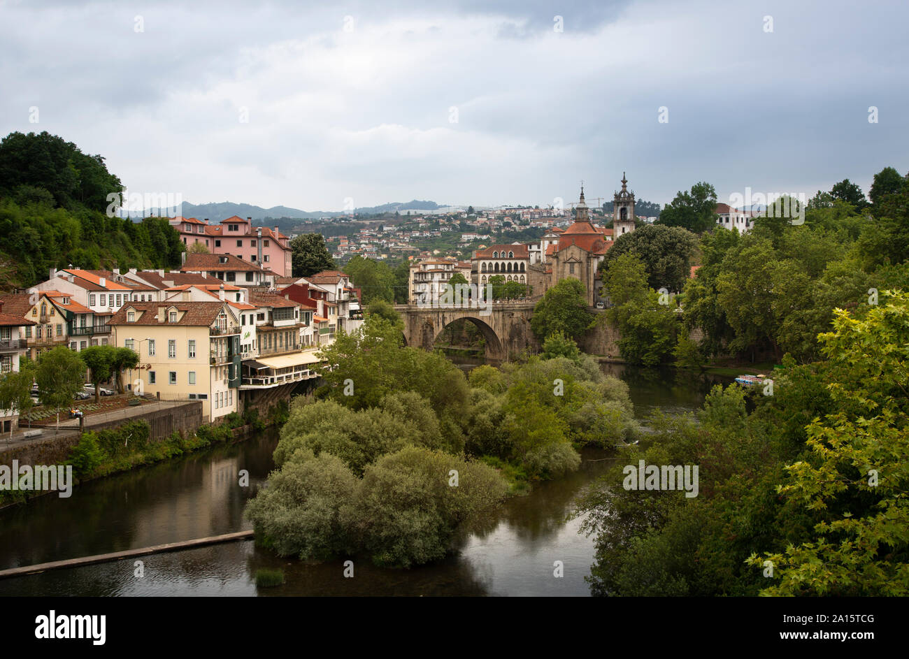 Ponte sul fiume canal da edifici in città a valle Duoro contro il cielo nuvoloso Foto Stock