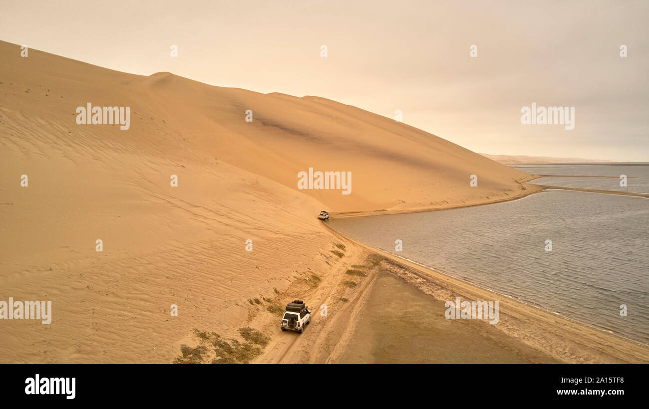 Vista aerea della spedizione di auto 4x4, da Tombua a Foz de Cunene, Angola, Africa Foto Stock