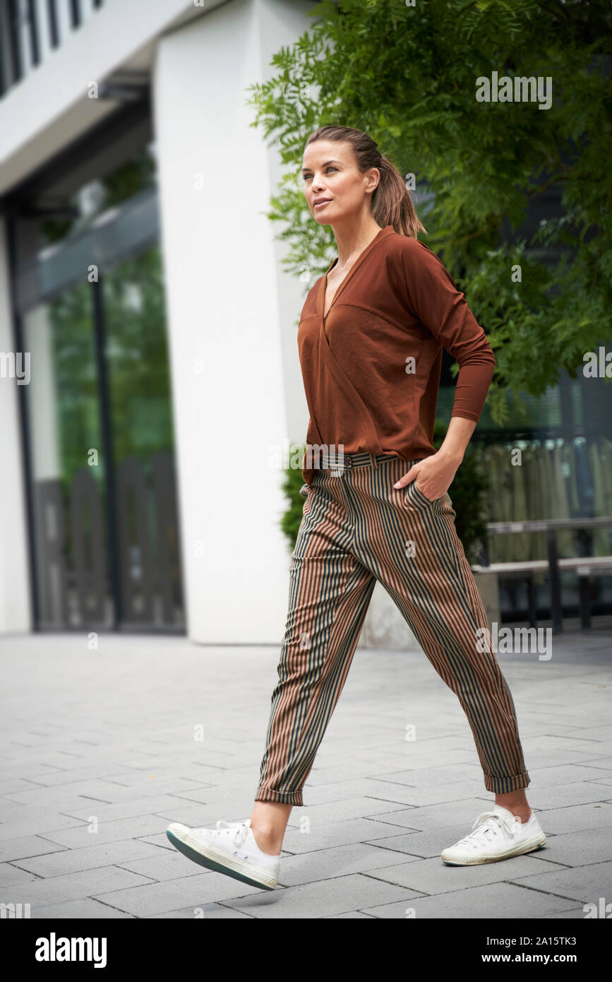 Imprenditrice passeggiate in città Foto Stock