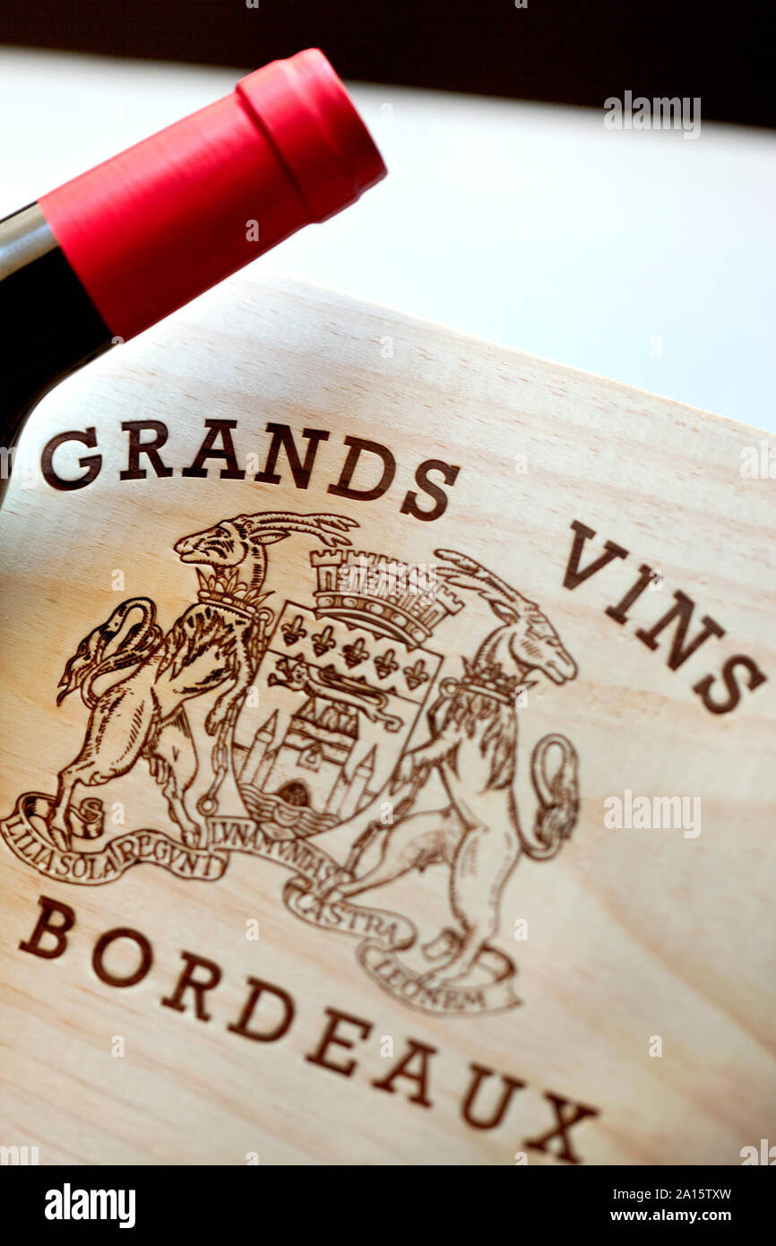 Dettaglio di un vino Scatola di legno e una bottiglia di vino di Bordeaux Foto Stock