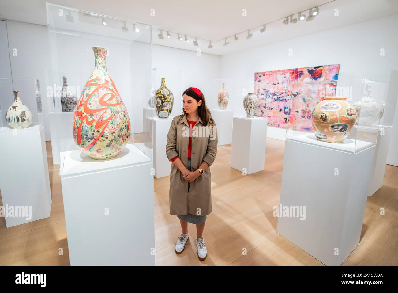 Londra, Regno Unito. Il 24 settembre 2019. Grayson Perry: Super ricca decorazione interna di un nuovo fieristico presso il Victoria Miro. Il nuovo lavoro comprese pentole, scultura, stampe di grandi dimensioni, un arazzo e un tappeto. Per la prima volta, questo lavoro vede Perry lavora con materiale proveniente da fotografi Richard giovani e Martin Parr e Eleni Parousi. Credito: Guy Bell/Alamy Live News Foto Stock