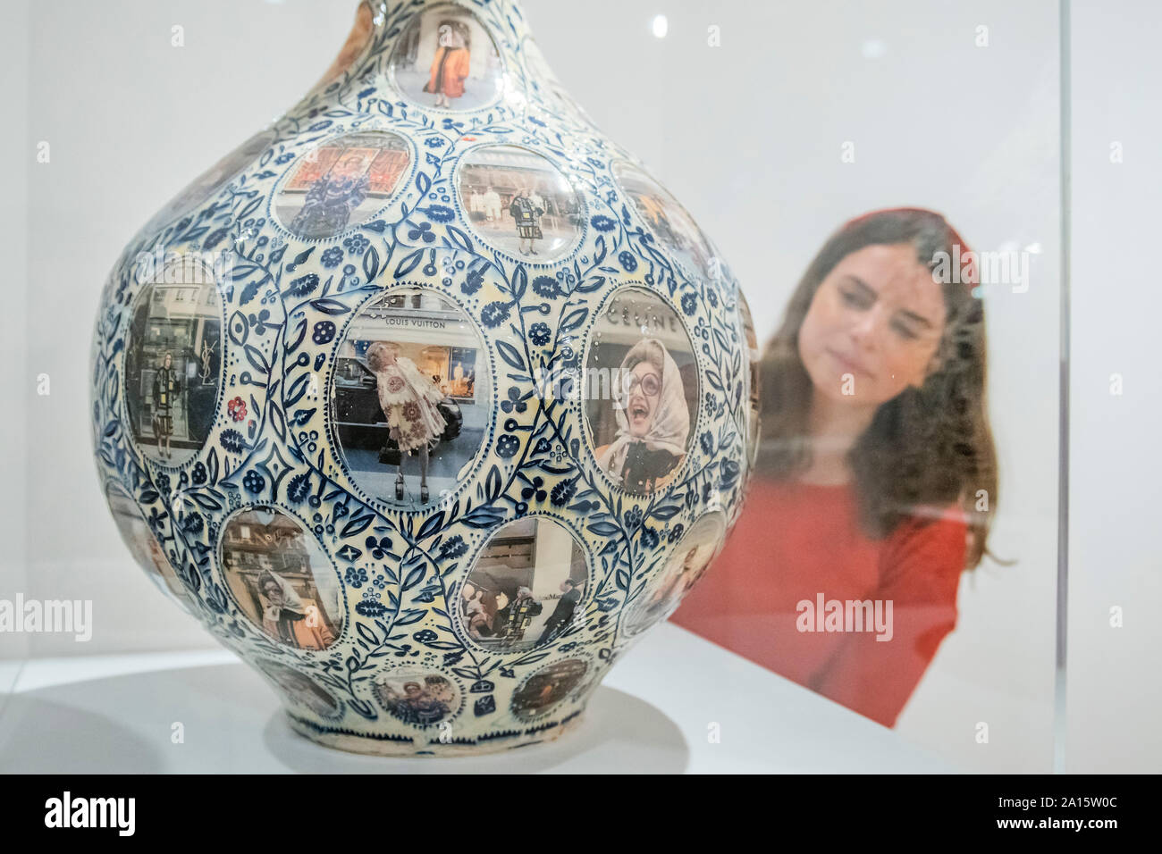 Londra, Regno Unito. Il 24 settembre 2019. Shopping per il significato, 2019 - Grayson Perry: Super ricca decorazione interna di un nuovo fieristico presso il Victoria Miro. Il nuovo lavoro comprese pentole, scultura, stampe di grandi dimensioni, un arazzo e un tappeto. Per la prima volta, questo lavoro vede Perry lavora con materiale proveniente da fotografi Richard giovani e Martin Parr e Eleni Parousi. Credito: Guy Bell/Alamy Live News Foto Stock