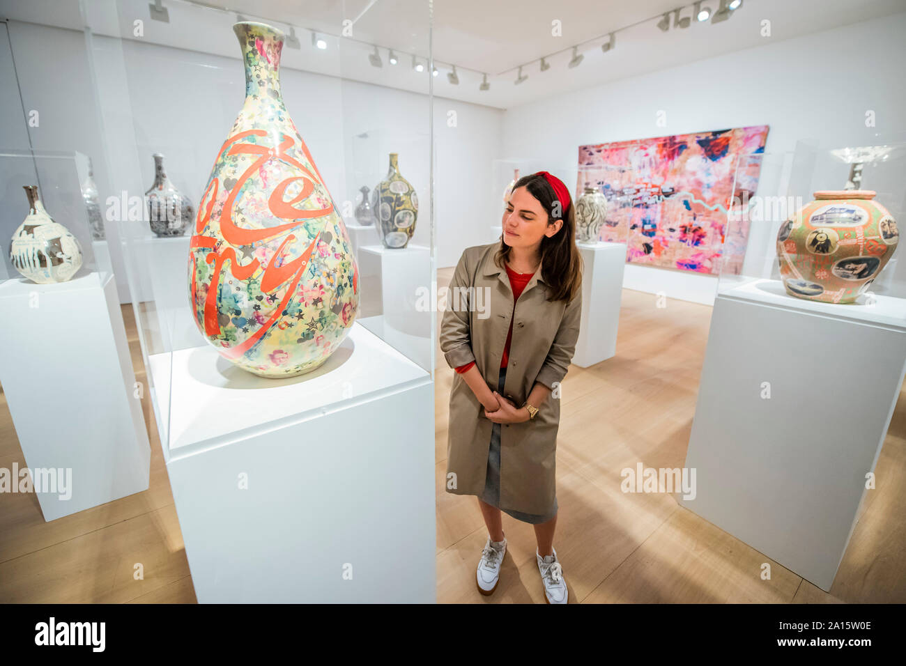 Londra, Regno Unito. Il 24 settembre 2019. Grayson Perry: Super ricca decorazione interna di un nuovo fieristico presso il Victoria Miro. Il nuovo lavoro comprese pentole, scultura, stampe di grandi dimensioni, un arazzo e un tappeto. Per la prima volta, questo lavoro vede Perry lavora con materiale proveniente da fotografi Richard giovani e Martin Parr e Eleni Parousi. Credito: Guy Bell/Alamy Live News Foto Stock