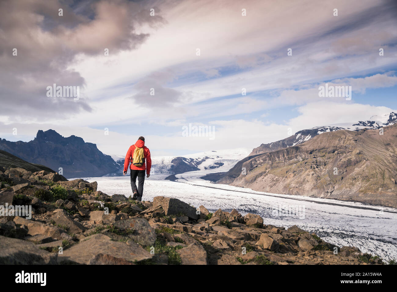 Uomo maturo escursionismo a Skaftafell National Park lungo il ghiacciaio Vatnajokull, Islanda Foto Stock