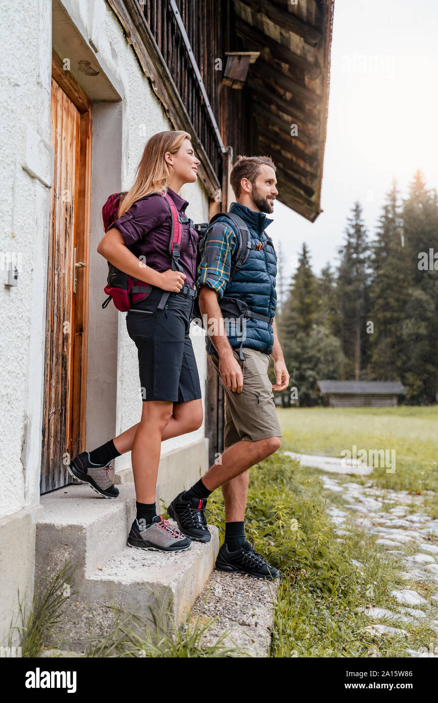 Coppia giovane presso un agriturismo durante un viaggio escursionistico, Vorderriss, Baviera, Germania Foto Stock