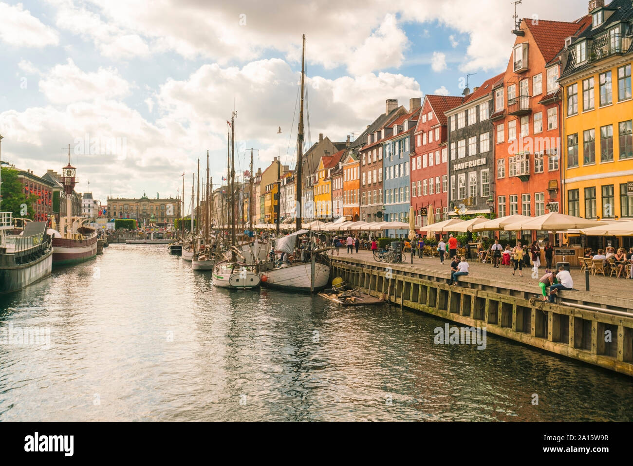 Nyhavn con vecchie case colorate e storiche imbarcazioni ancorate a Nyhavn, Copenhagen, Danimarca Foto Stock