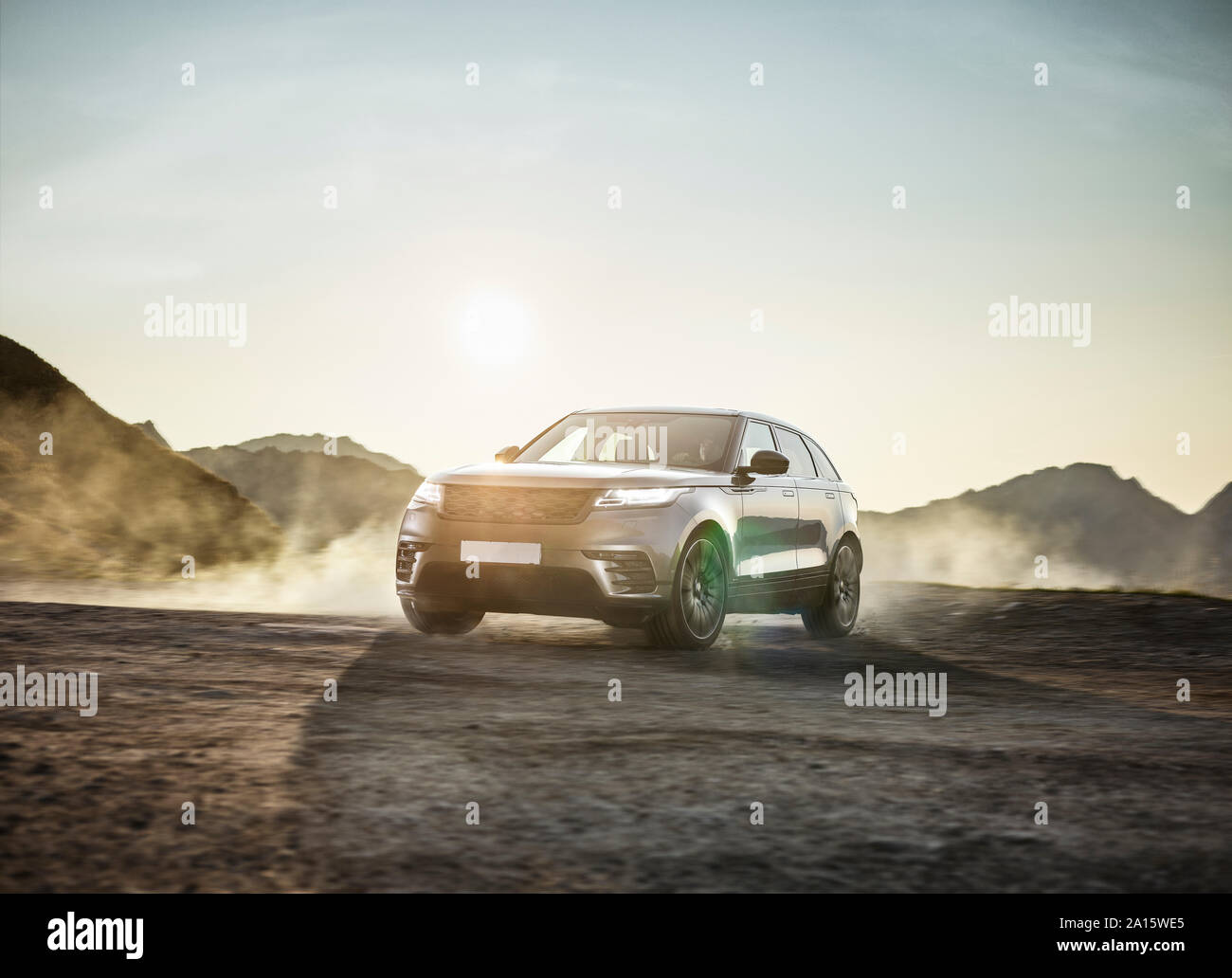 Sport Utility Vehicle sulla grande strada alpina, Passo Rombo, Tirolo, Austria Foto Stock