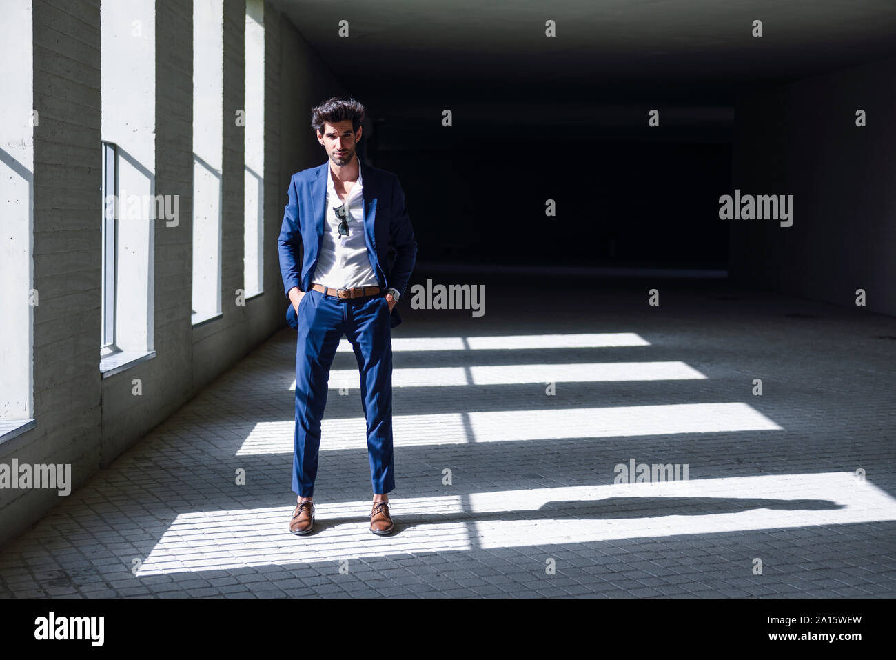 Ritratto di imprenditore fiducioso in piedi in un corridoio Foto Stock