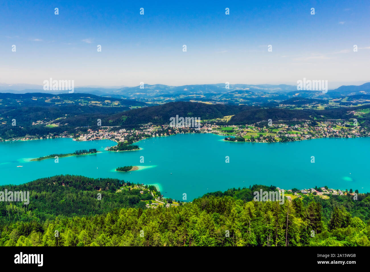 Vista panoramica delle isole del Lago Worthersee dalla torre Pyramidenkogel contro sky Foto Stock