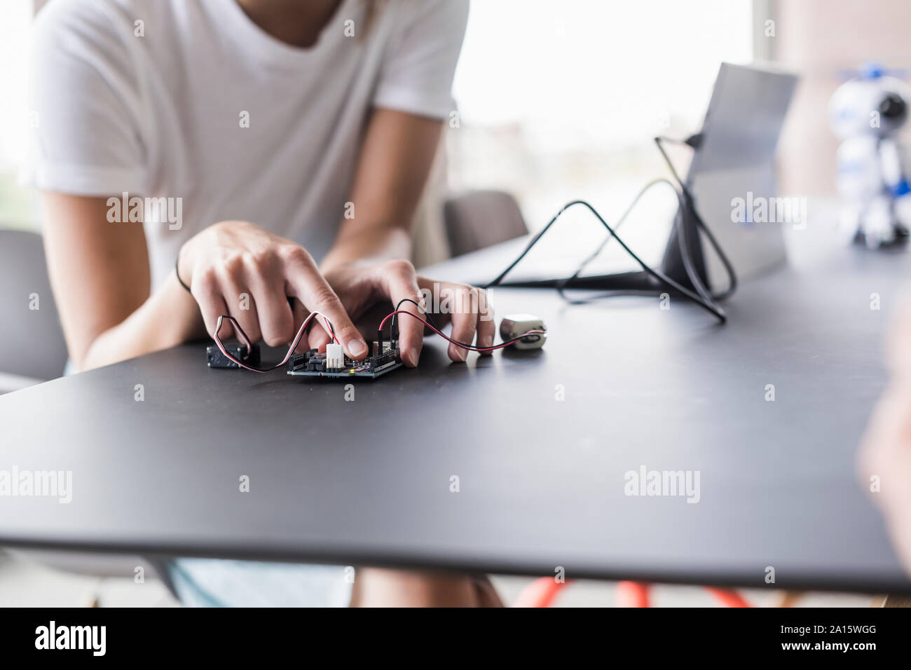 Close-up di donna lavora su apparecchiature per computer in ufficio Foto Stock
