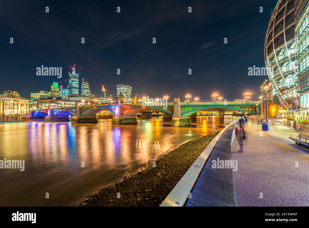 Skyline di Londra City con Southwark Bridge, London, Regno Unito Foto Stock
