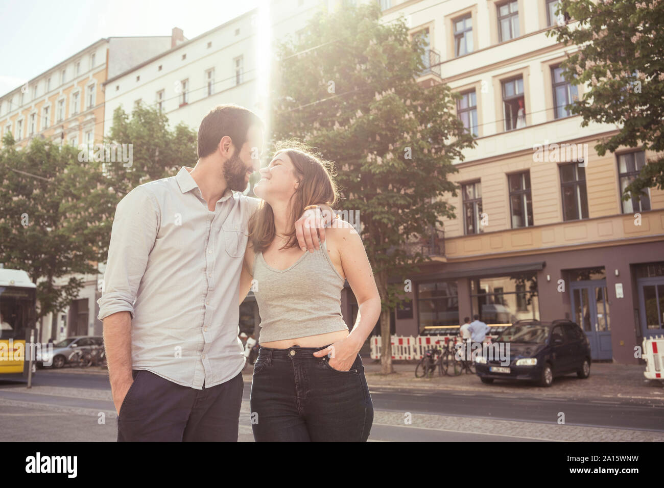 Felice coppia giovane nella città di Berlino, Germania Foto Stock