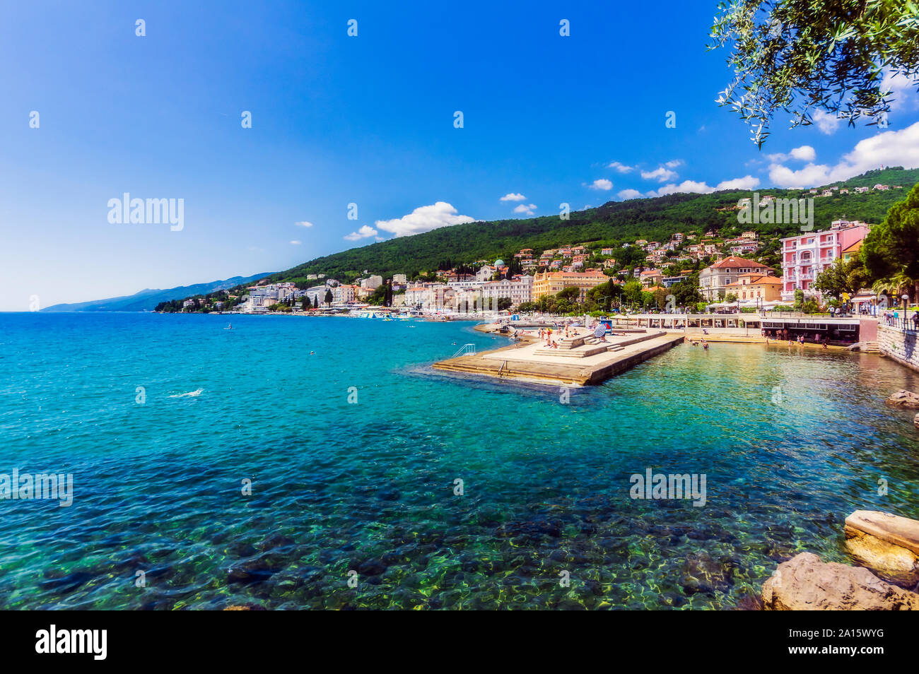 Città di Opatija a mare Adriatico costa contro il cielo blu Foto Stock