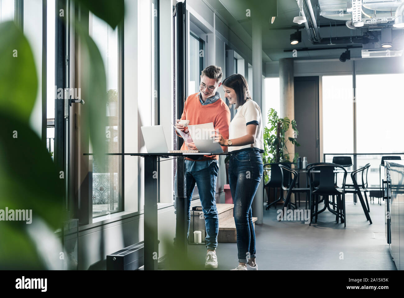 Casual uomo d affari e Donna con notebook riunione in ufficio Foto Stock