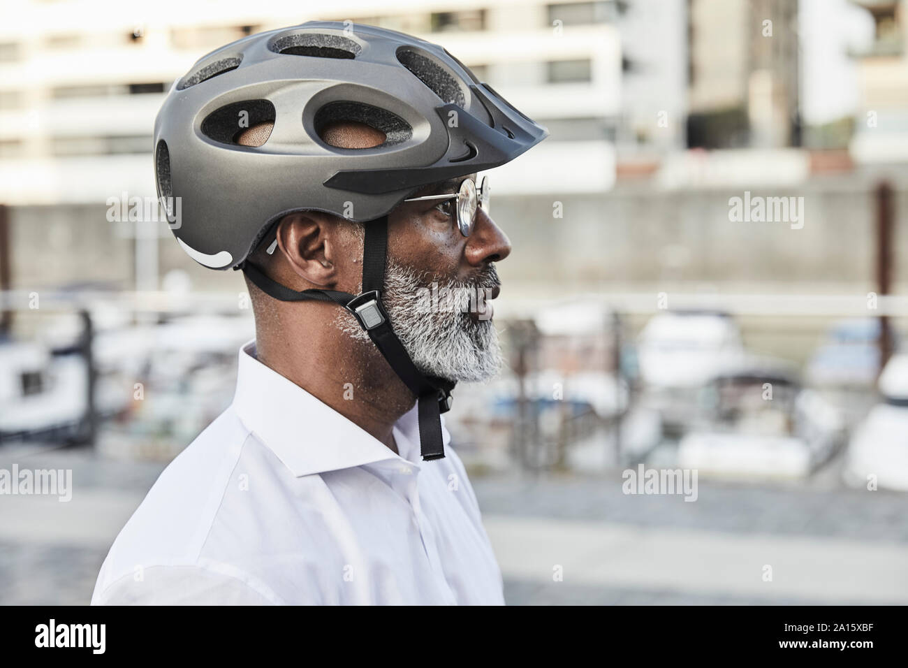 Profilo di coppia imprenditore con barba grigia che indossa il ciclismo casco e occhiali di protezione Foto Stock