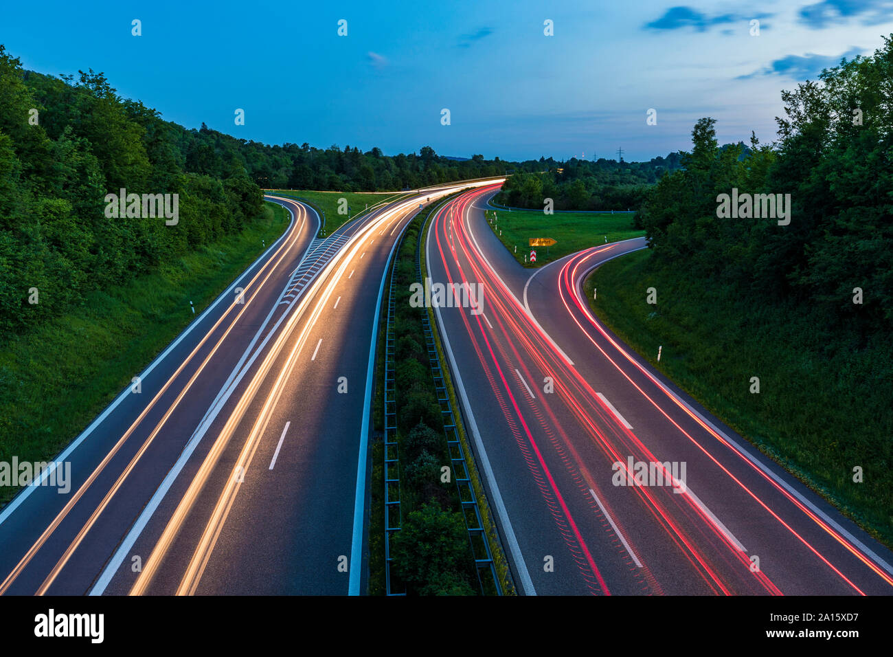 Germania, Baden-Württemberg, offuscata semaforo sulla autostrada al crepuscolo Foto Stock