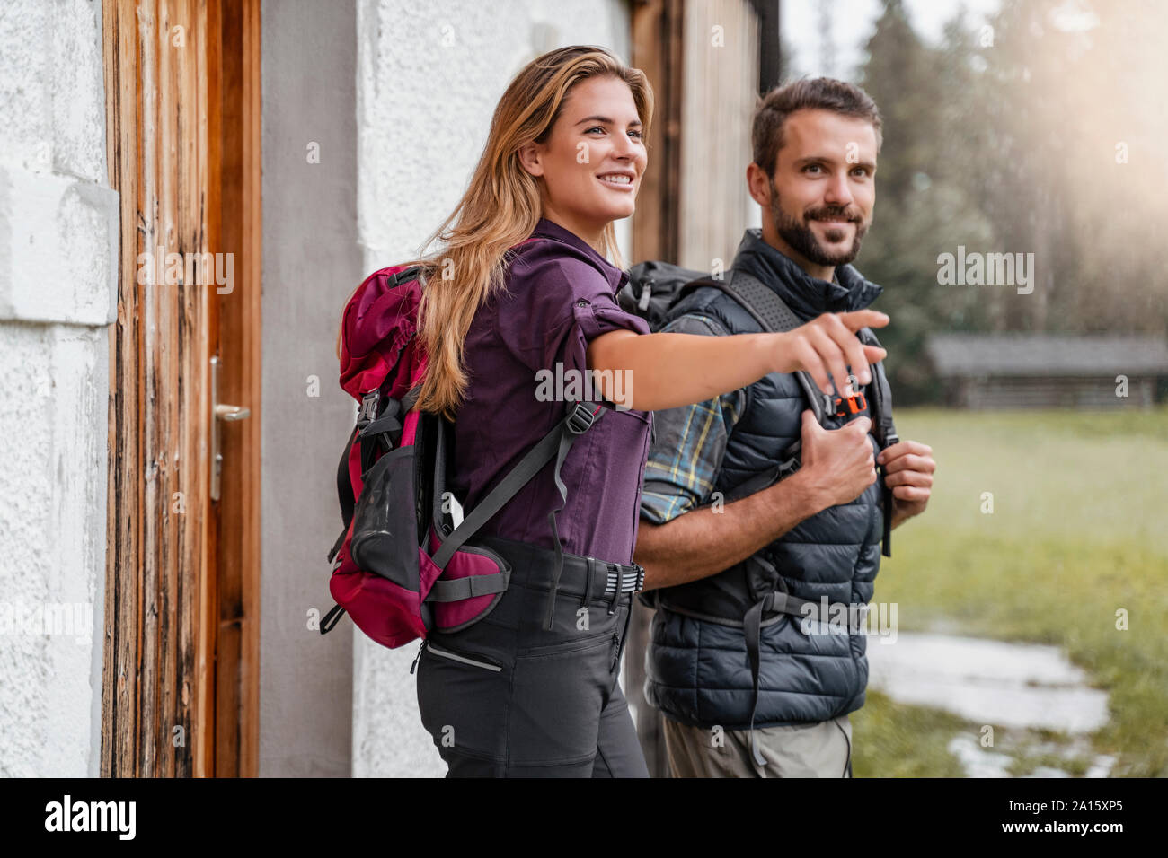 Coppia giovane presso un agriturismo durante un viaggio escursionistico, Vorderriss, Baviera, Germania Foto Stock