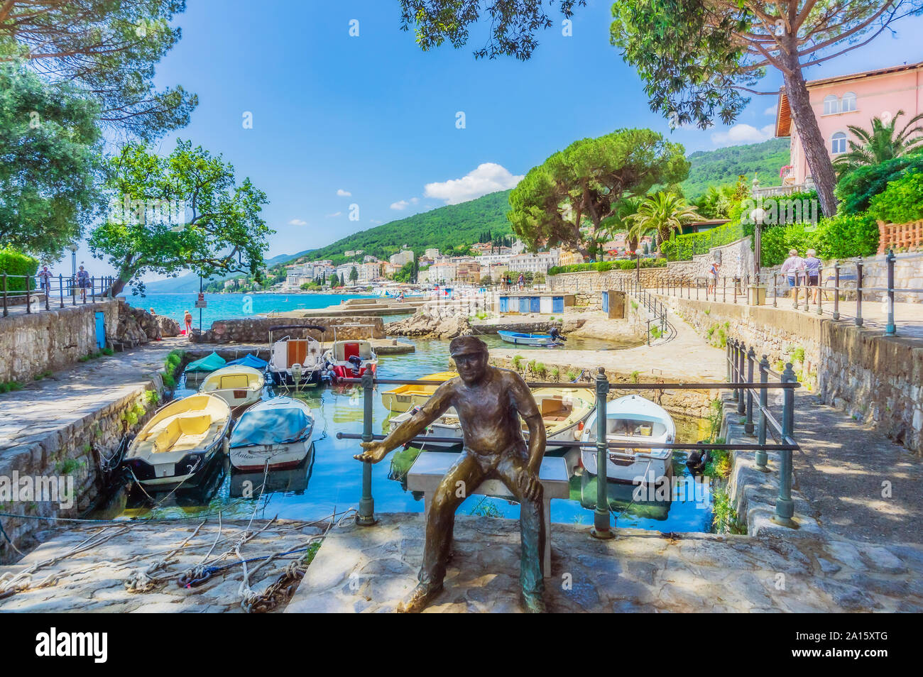 Boatman statua contro barche ormeggiate sulla baia di Opatija contro sky Foto Stock
