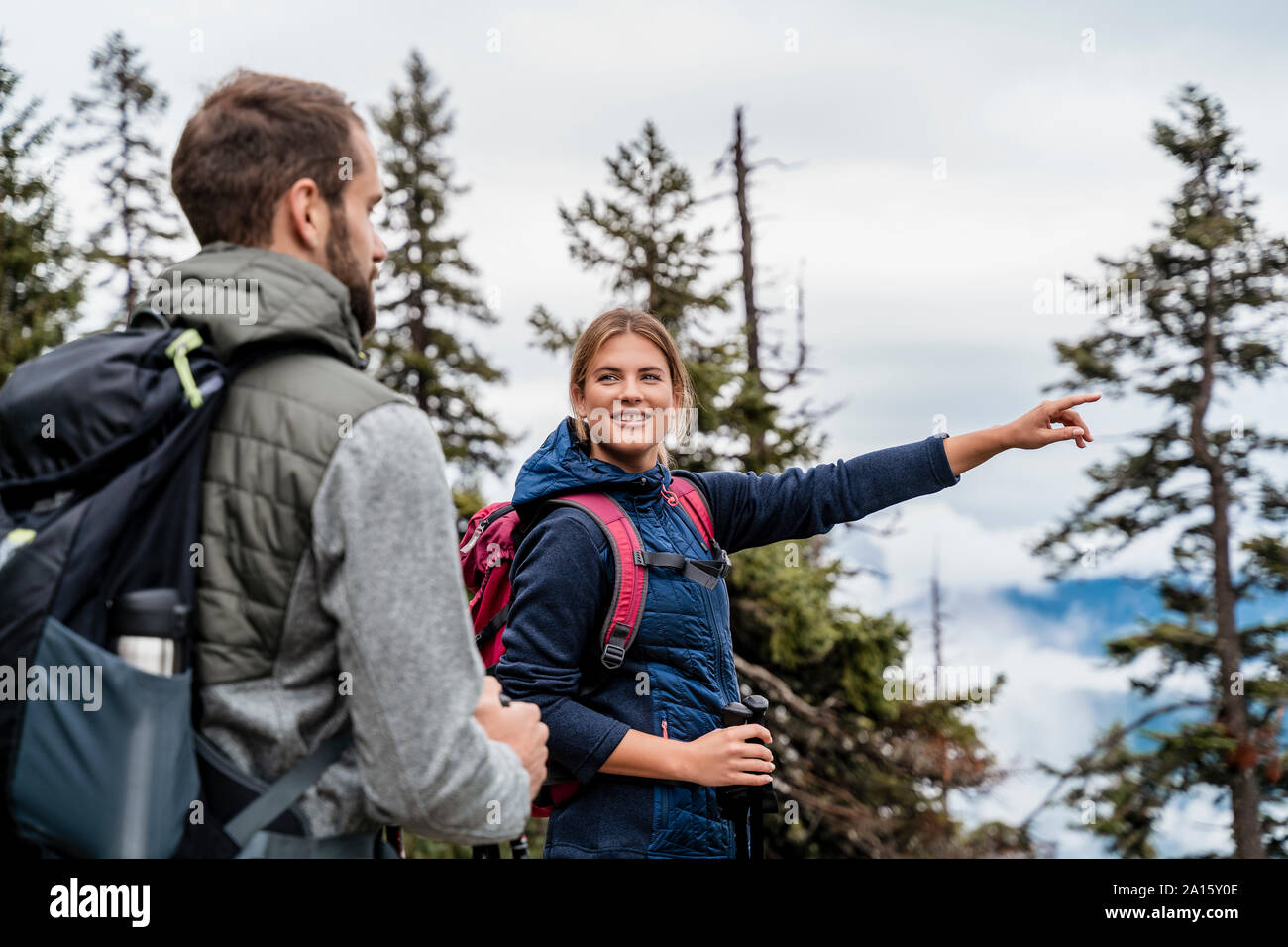 Una giovane coppia in una escursione in montagna, Herzogstand, Baviera, Germania Foto Stock