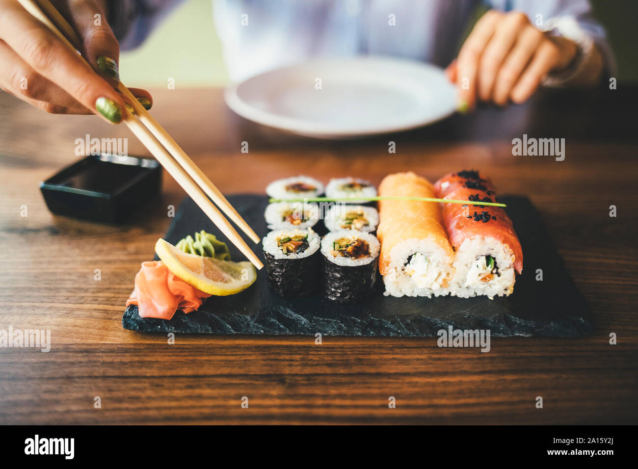 Close-up di una donna di mangiare sushi in un ristorante Foto Stock