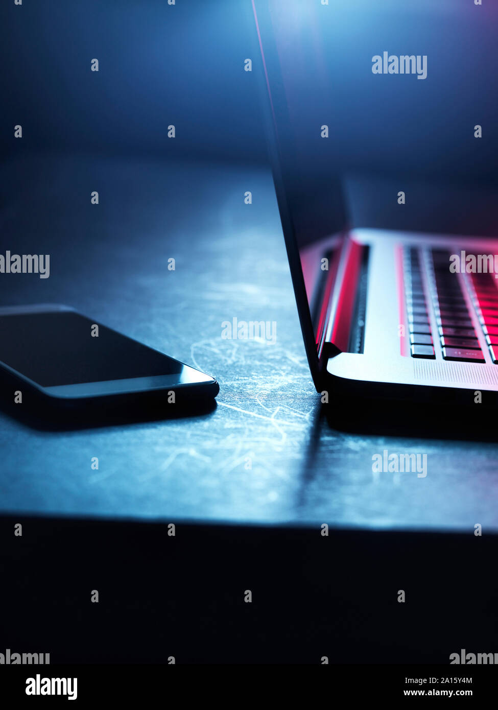 Laptop e smartphone a notte Foto Stock