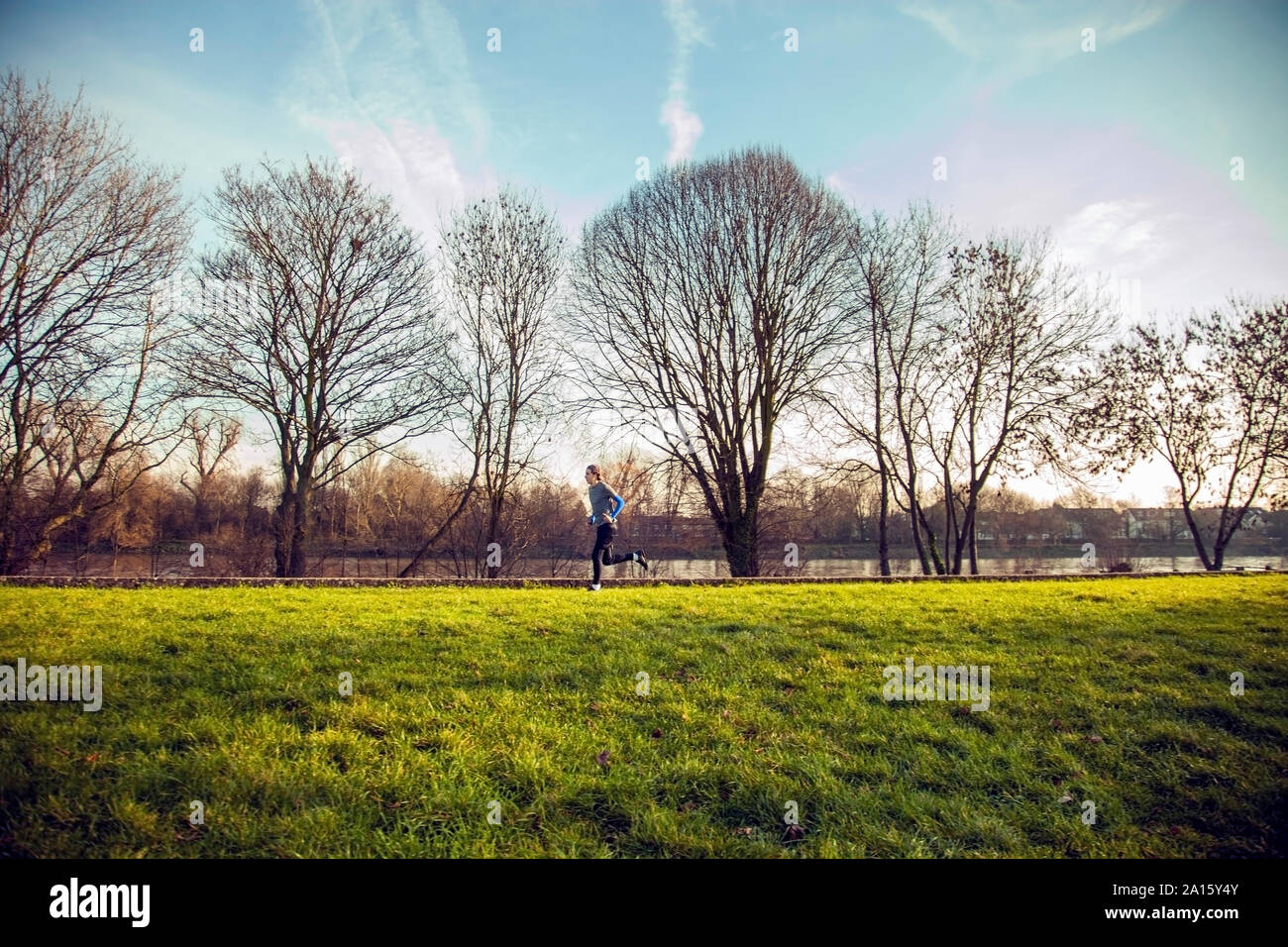 Giovane uomo jogging nel parco Foto Stock