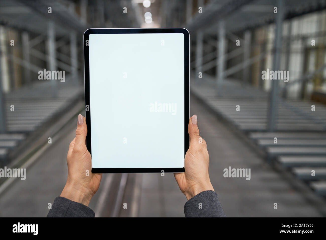 Close-up di imprenditrice azienda tablet in fabbrica Foto Stock
