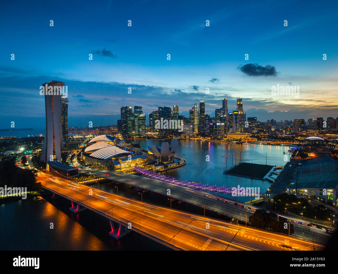 Skyline del quartiere finanziario e Marina Bay al tramonto, Singapore Foto Stock