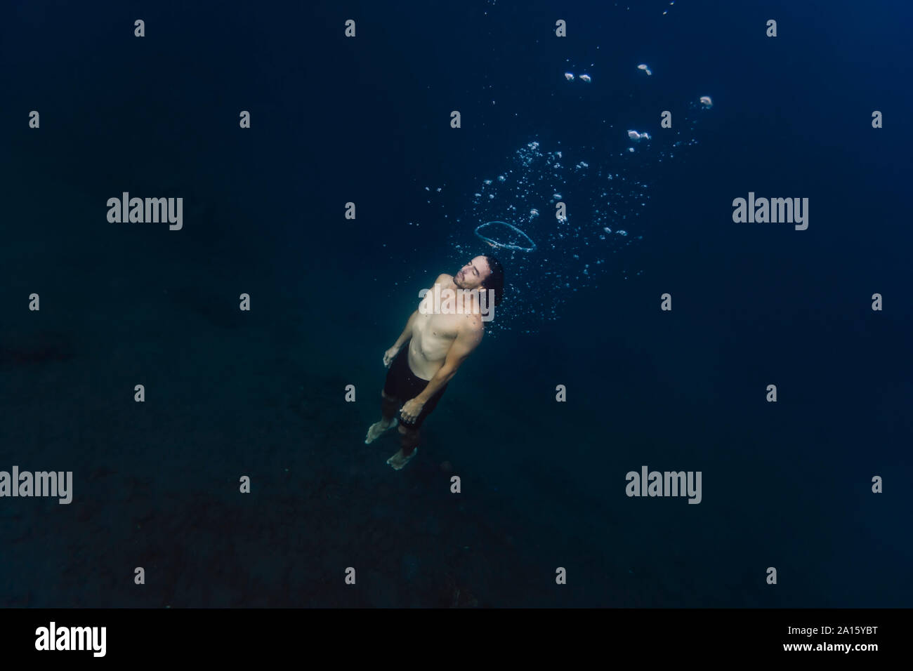 Giovane uomo subacquea Immersioni Foto Stock