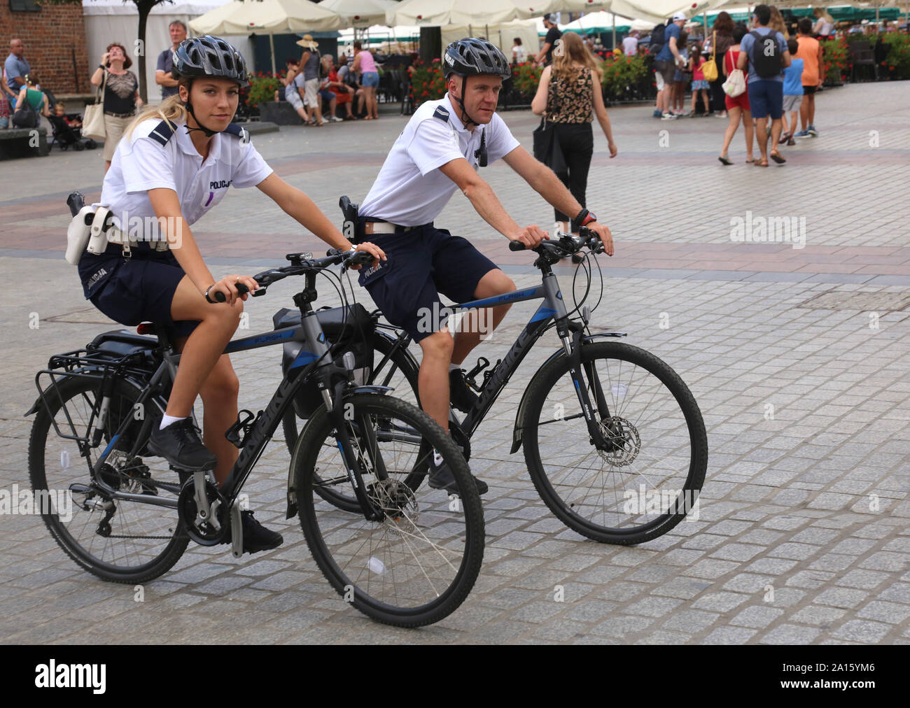 Cracovia. Cracovia. La Polonia. Pattuglia di polizia su biciclette nel centro della citta'. Foto Stock