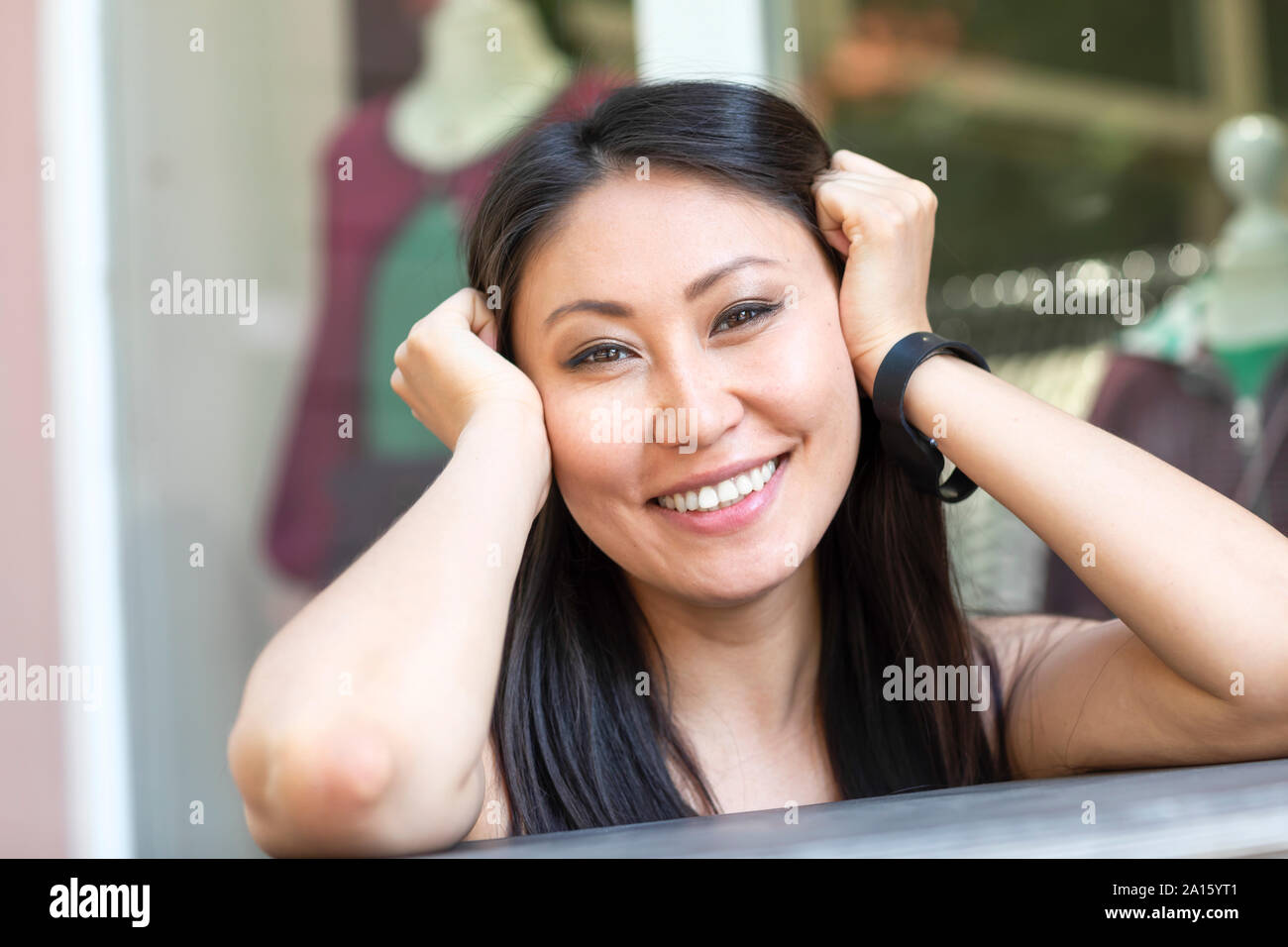Giovane donna con smartwatch, pagare senza contanti Foto Stock