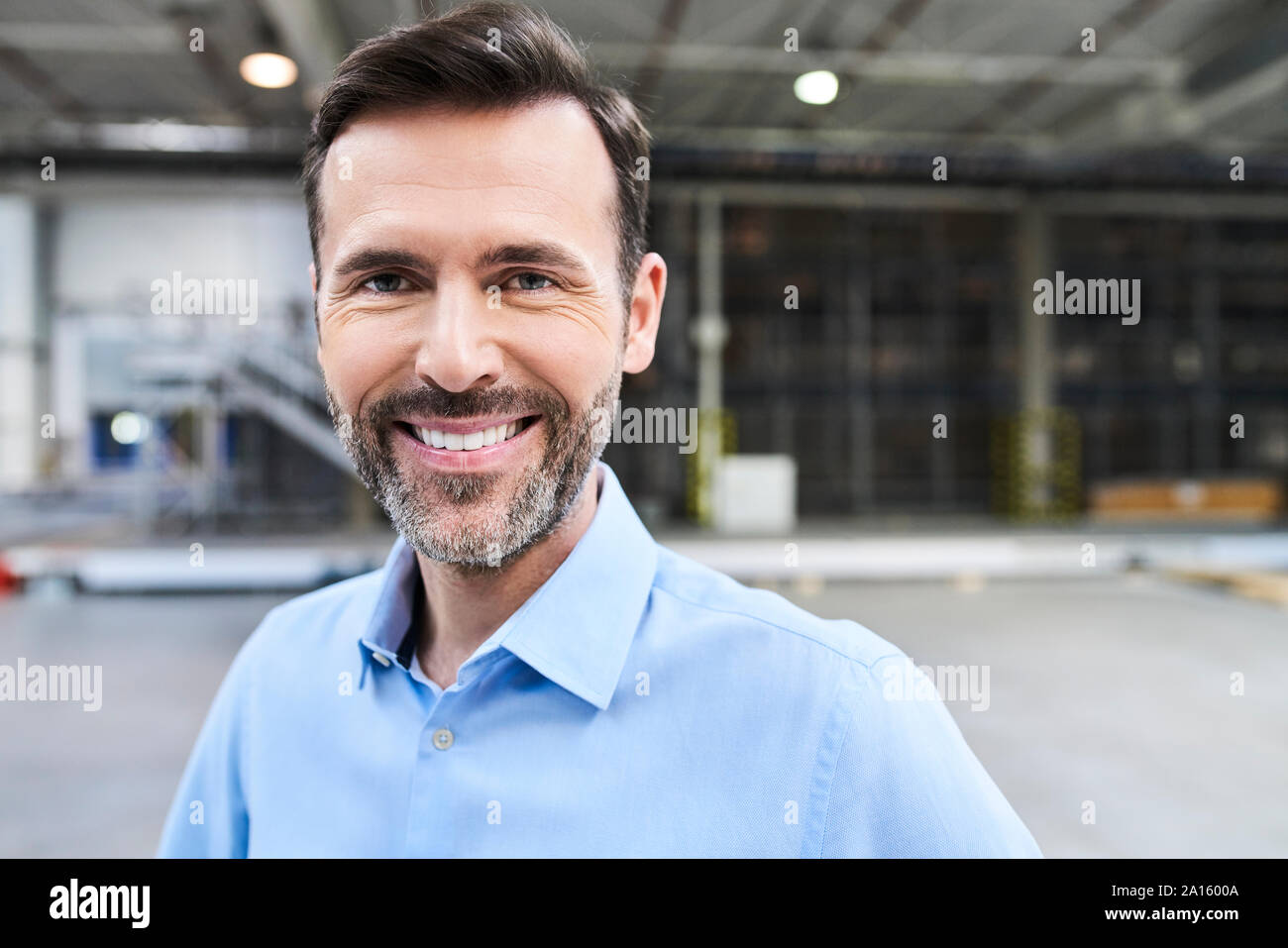 Ritratto di imprenditore sorridente in una fabbrica Foto Stock