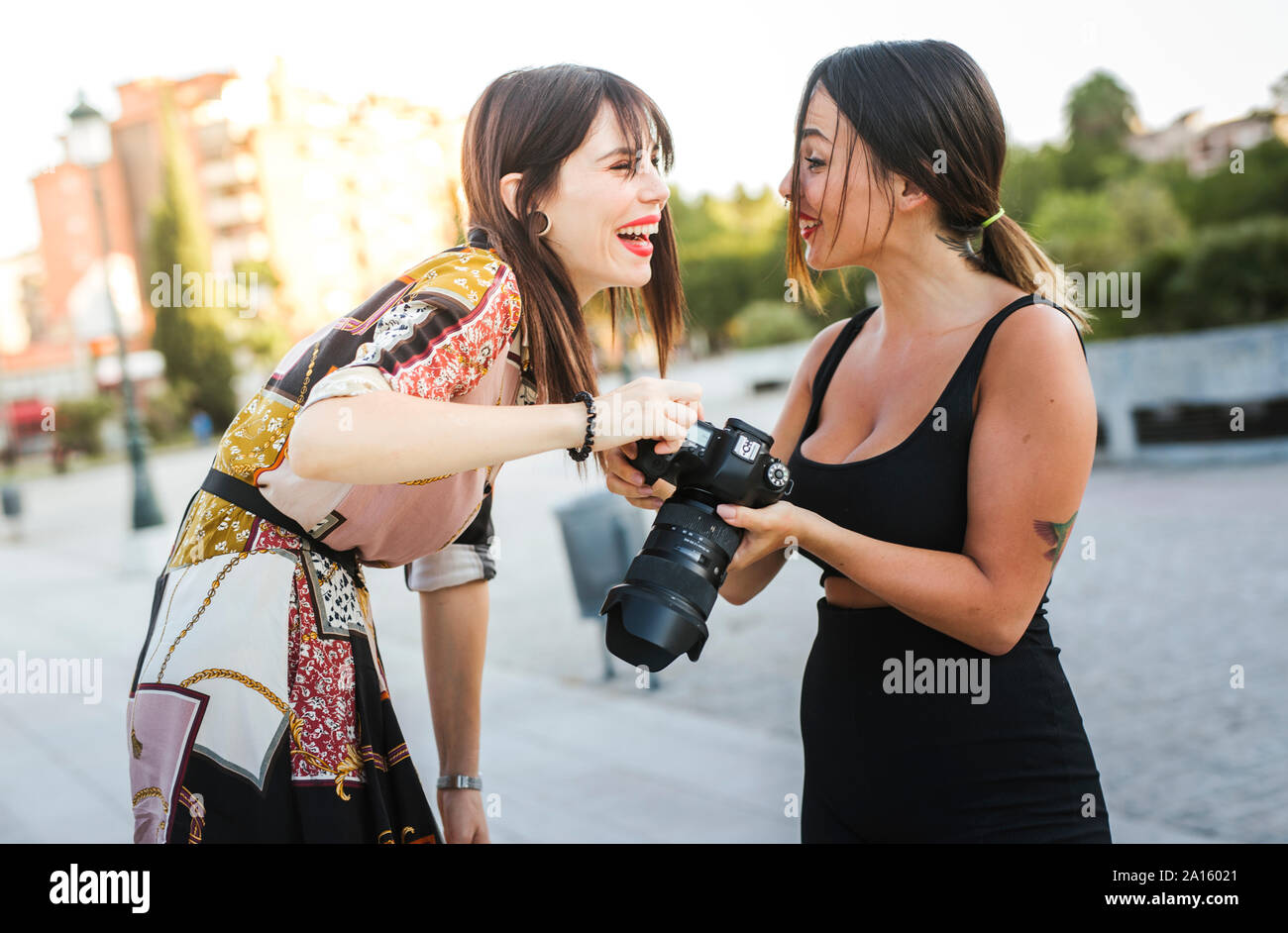 Fotografo e felice di parlare di modello all'aperto Foto Stock