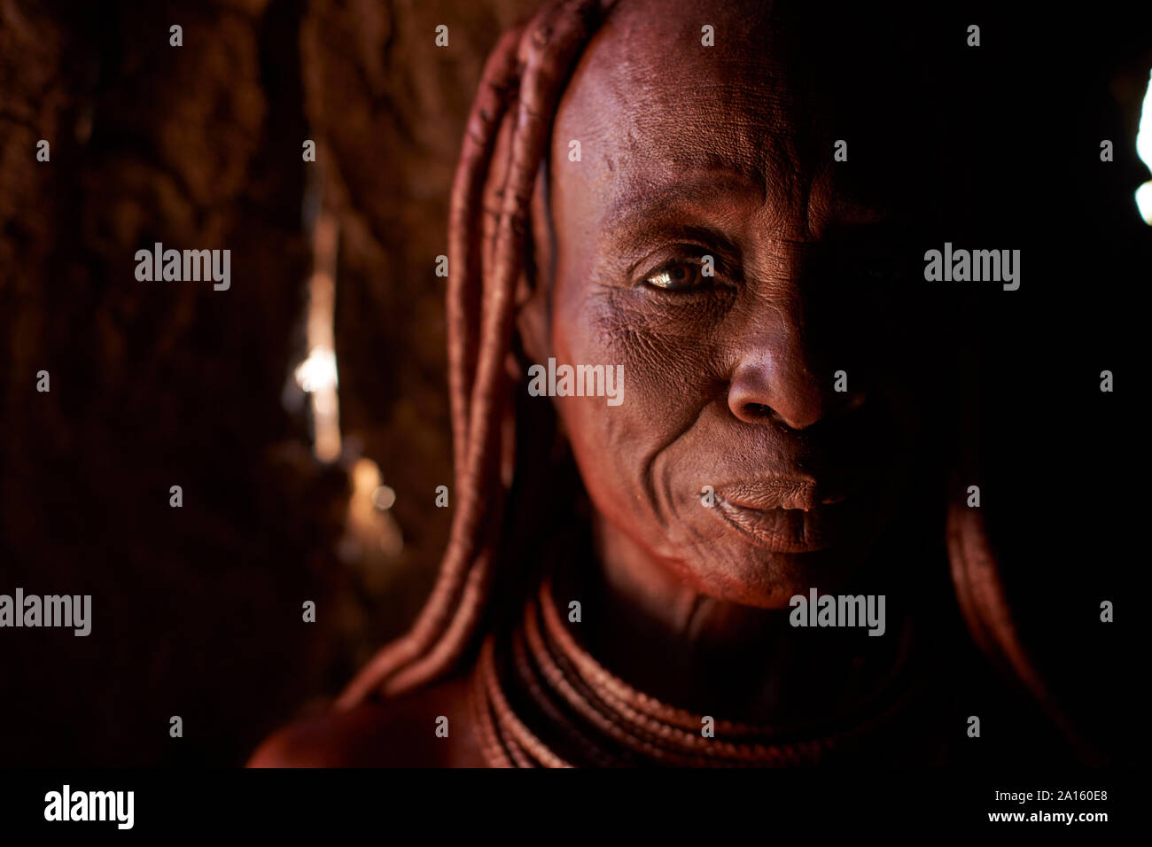 Ritratto di un vecchio Himba donna tradizionali, Oncocua, Angola Foto Stock