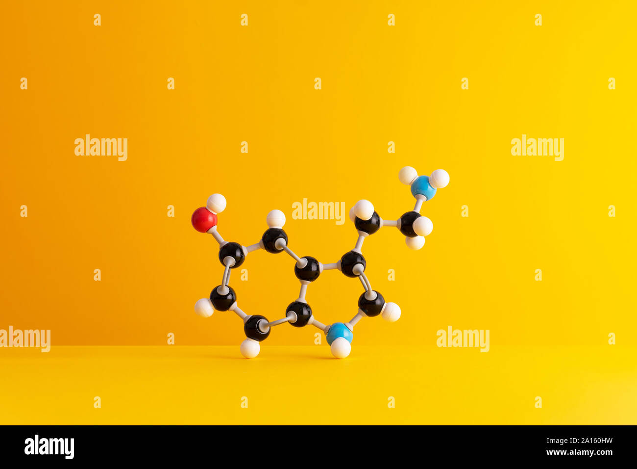La caffeina formula molecolare della struttura su sfondo giallo Foto Stock
