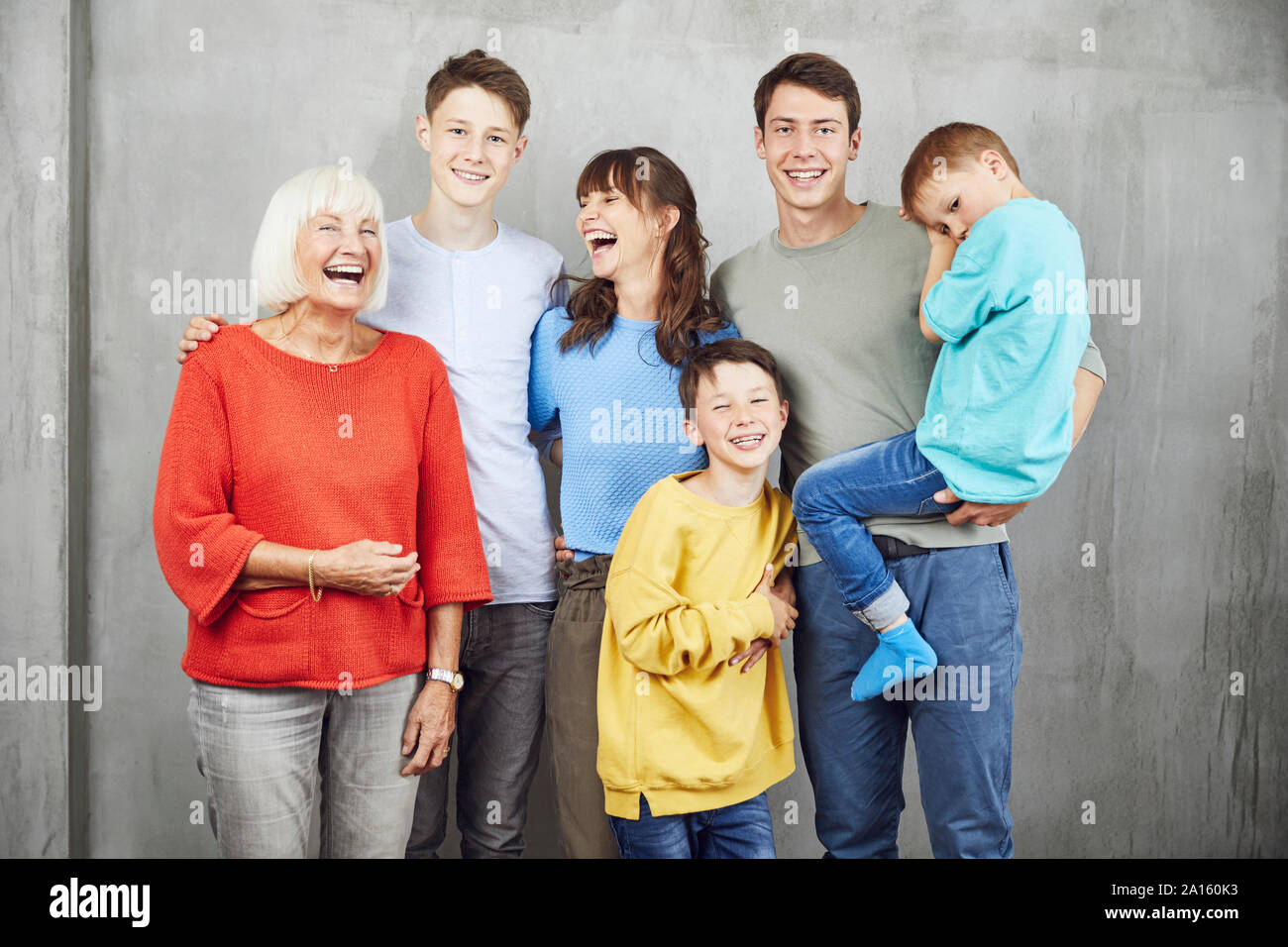 Quattro figli con la loro madre e nonna Foto Stock