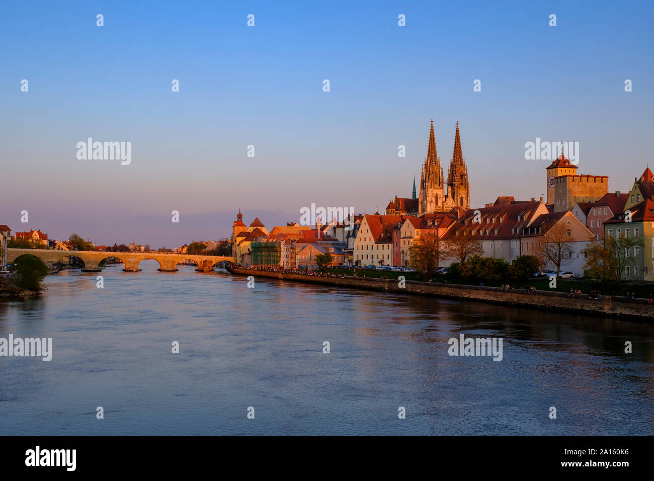 In Germania, in Baviera, Regensburg, vecchi edifici del comune e il fiume Danubio Foto Stock