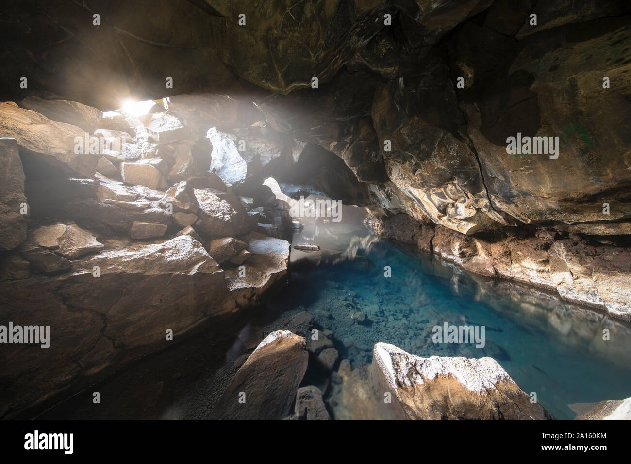 L'Islanda, la grotta termale utilizzato per la balneazione vicino vulcano Krafla Foto Stock