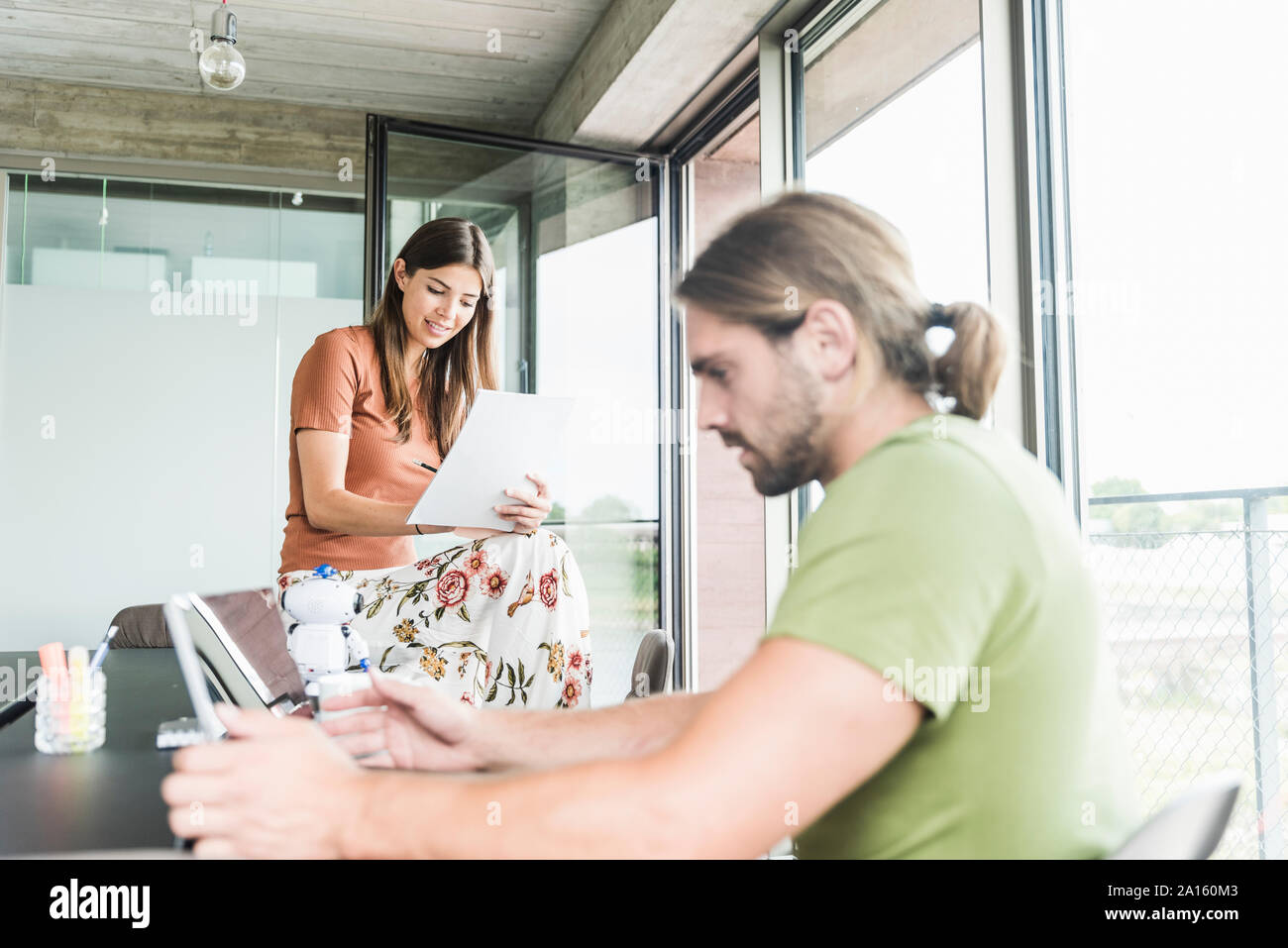 Giovane imprenditrice e imprenditore lavoro in ufficio Foto Stock