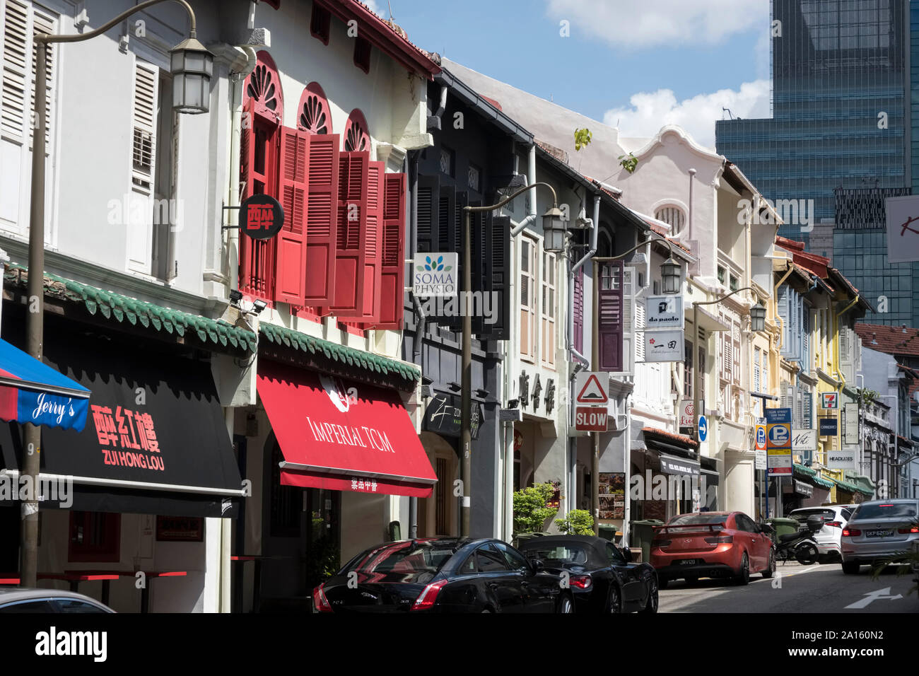 Singapore: negozi e ristoranti al piano terra delle vecchie case in Club Street, Chinatown Foto Stock