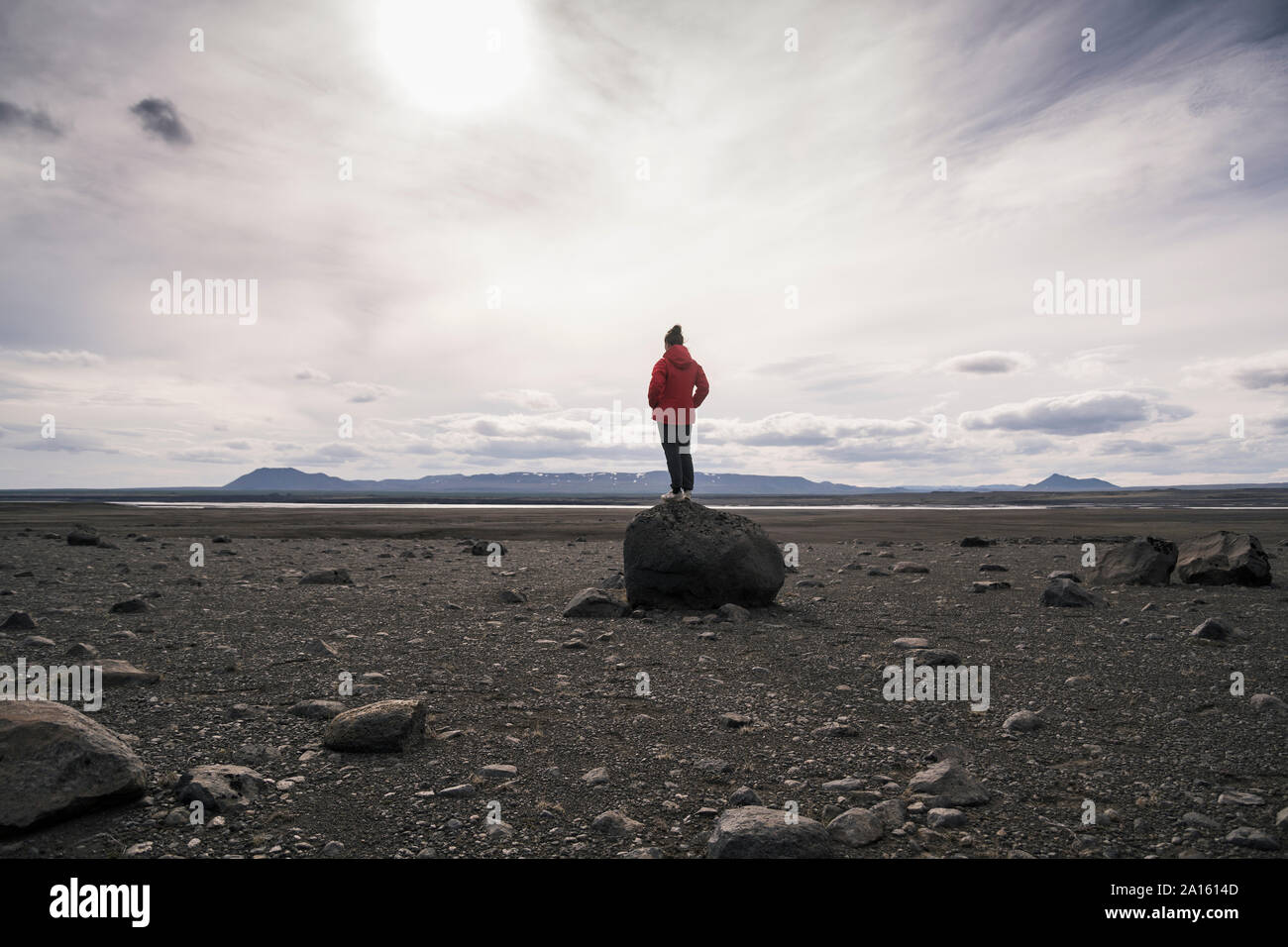 Uomo maturo in piedi su una roccia nelle Highlands vulcaniche di Islanda Foto Stock